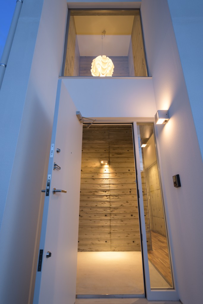 外断熱RC住宅のエントランス