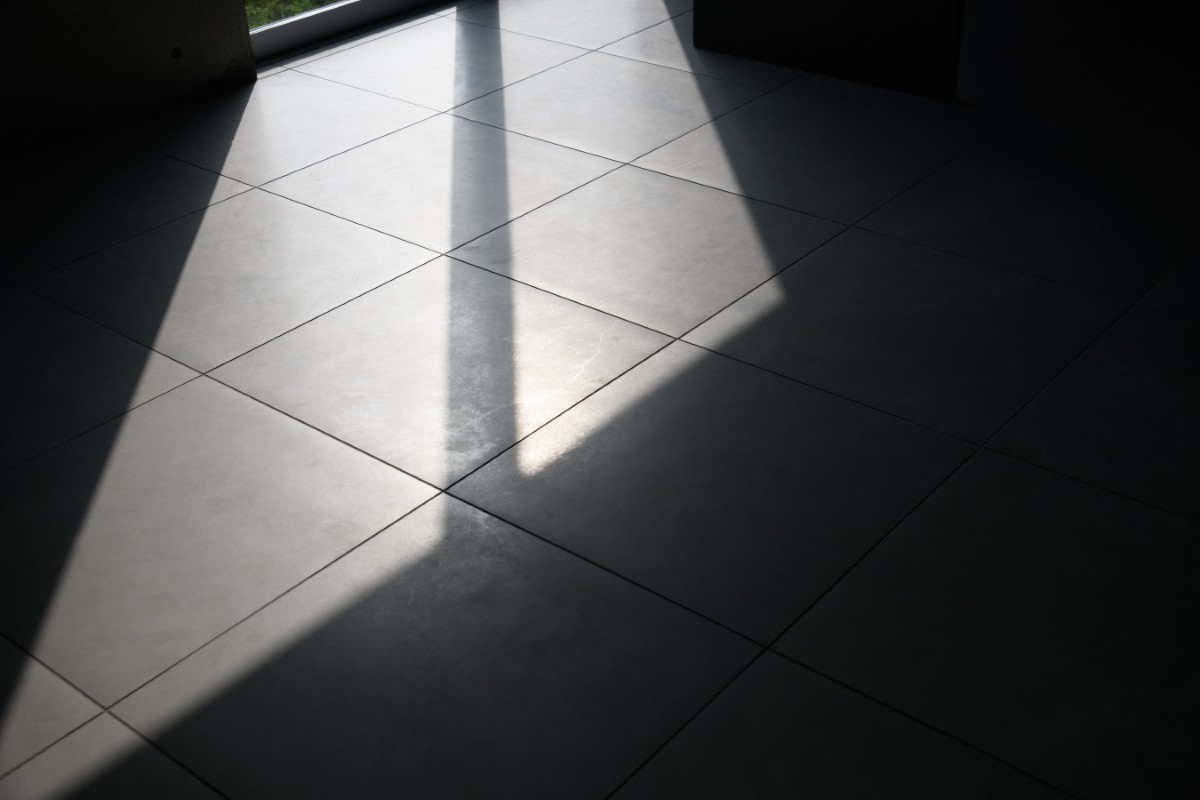 タイル床におちる陽射し