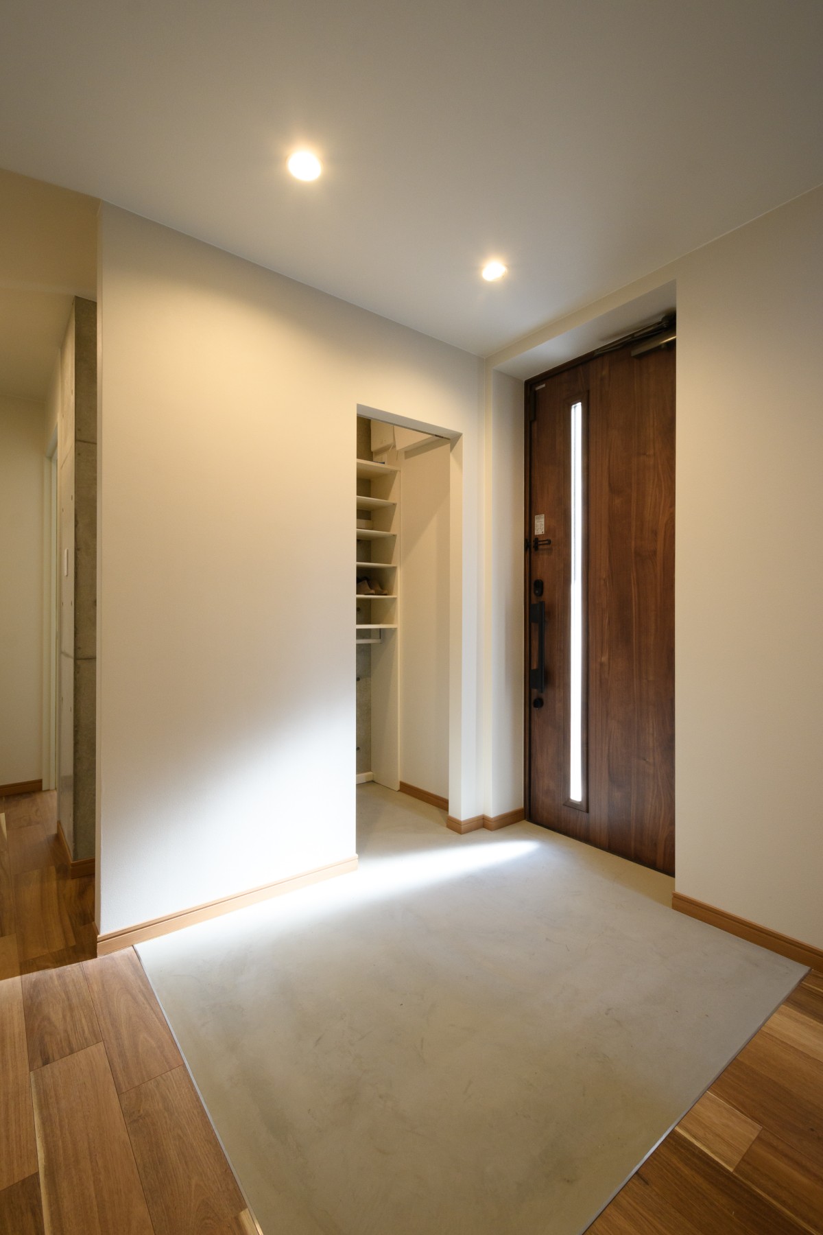 外断熱RC住宅のエントランス