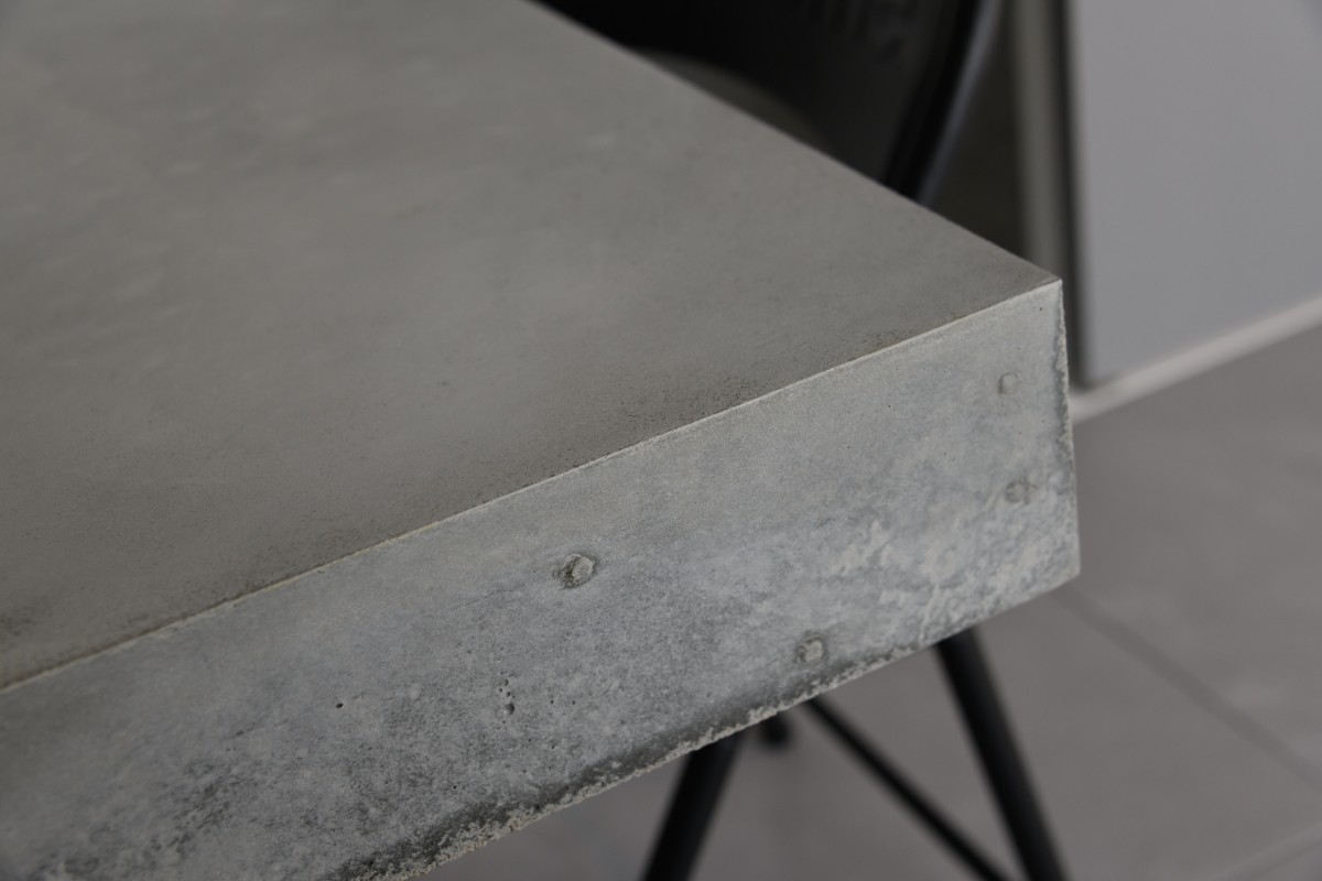 コンクリート製のデスク