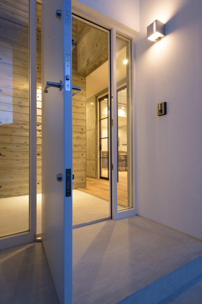 外断熱RC住宅のエントランス