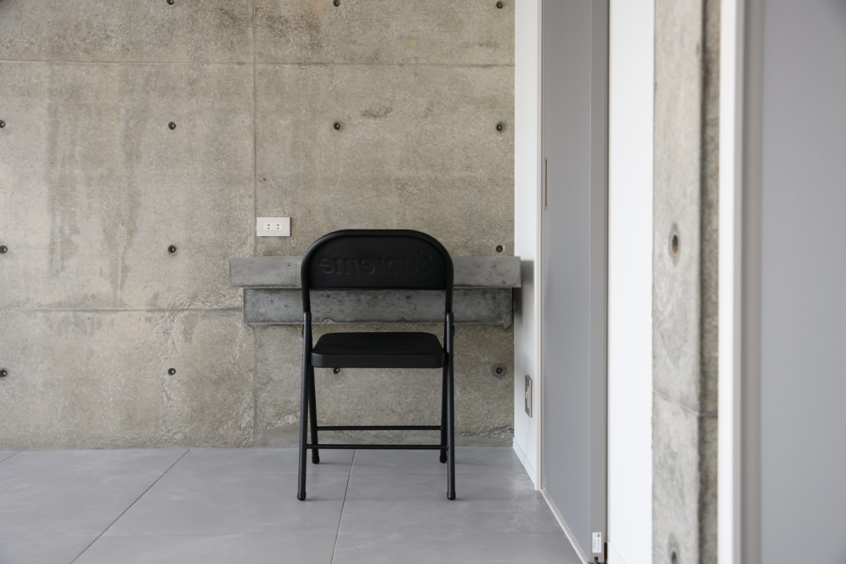 コンクリートのデスク