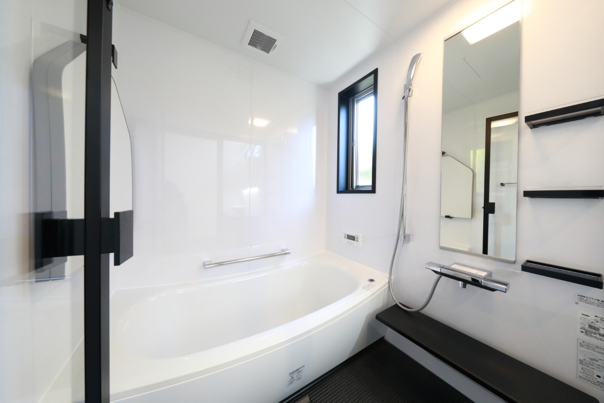 ガラス扉のバス